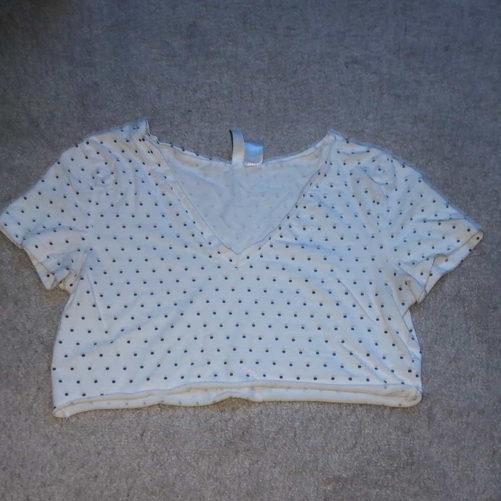 Dotted v-neck shirt